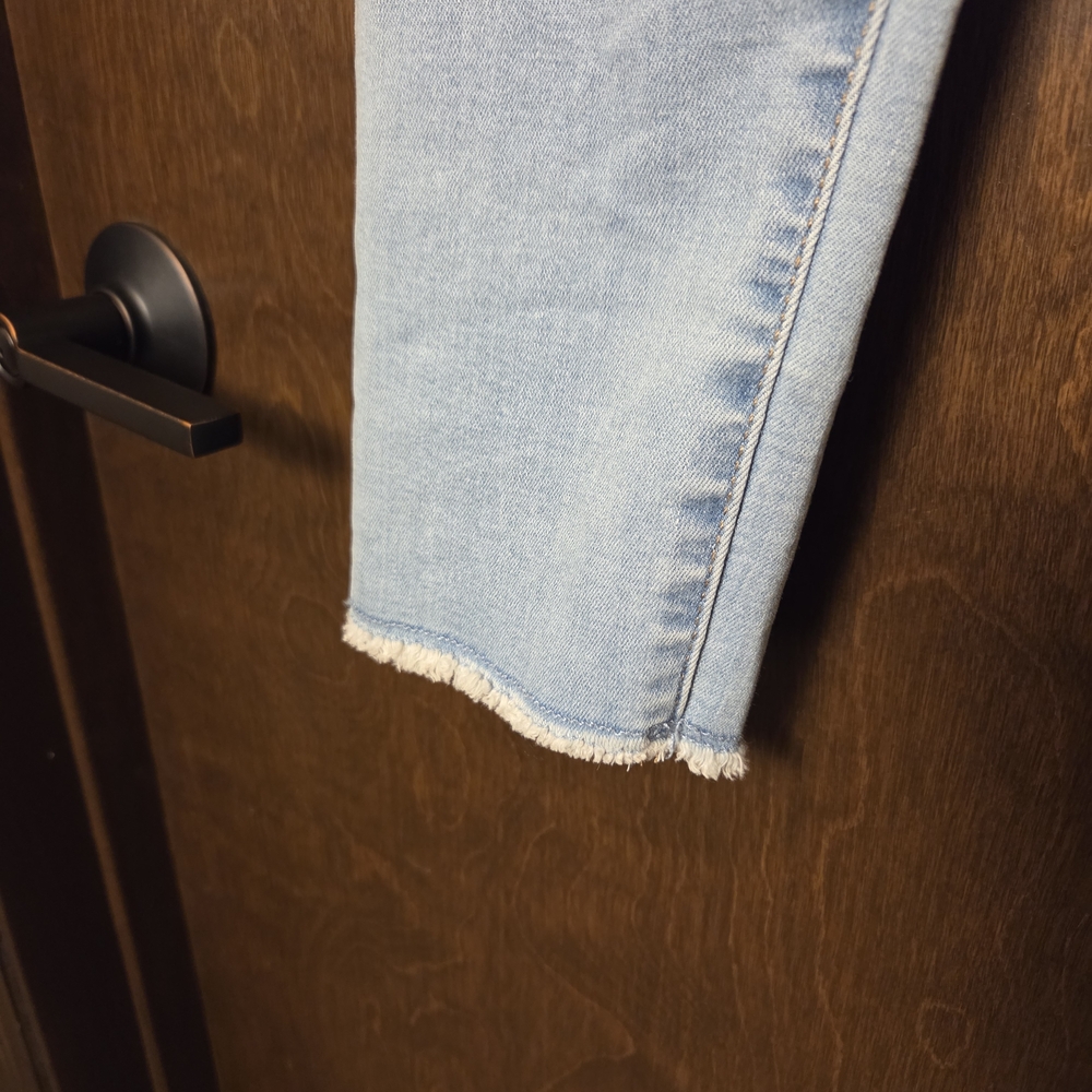 Apt 9 Light Wash Mid Rise Tummy Control Ankle Jeans NWT - Picture 4 of 12
